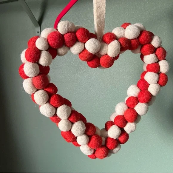 Home Decor Valentine’s Day Red and White FELT Heart Wreath - Picture 1 of 7